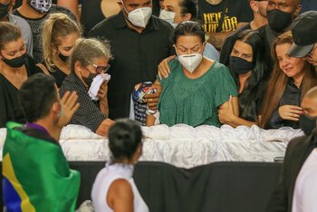 Ruth Moreira (c), madre de