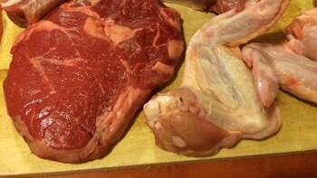 Hallan sustancias cancerígenas en pollo