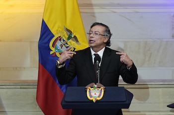 Gustavo Petro cuestionó el anuncio y afirmó que “regresar un Ejército de castas y no a un Ejército del pueblo es bueno para el país” - crédito Iván Valencia/AP