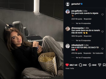 Una joven con cabello oscuro y sonrisa amable se sienta en una butaca de cine, sosteniendo un cubo de palomitas de maíz y una botella