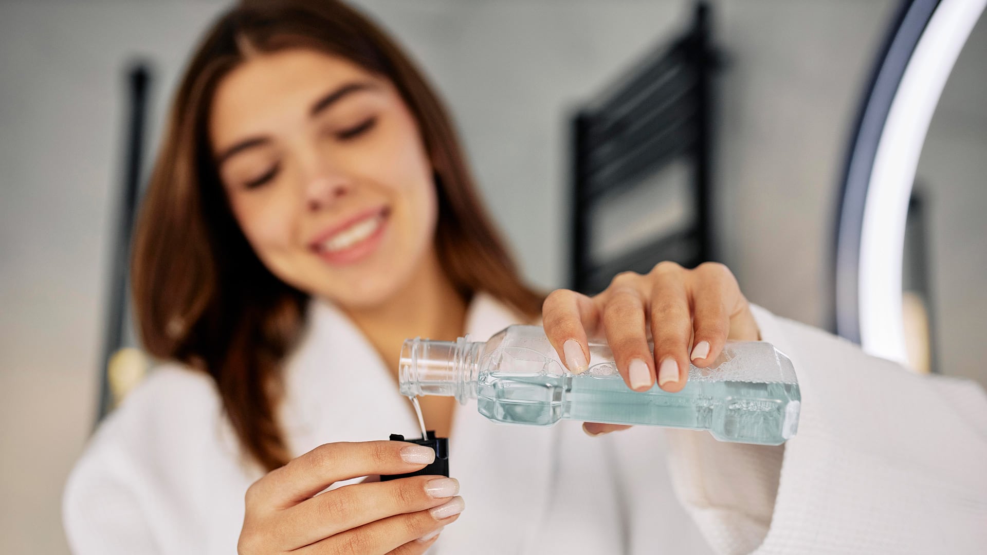 En casos persistentes de sequedad bucal se aconseja el uso de humidificadores y el empleo de enjuagues sin alcohol y productos como saliva artificial bajo supervisión médica (Freepik)