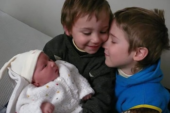 Recién nacida, junto a sus