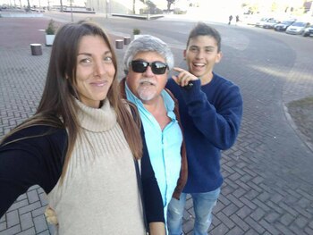 Julia junto a su papá