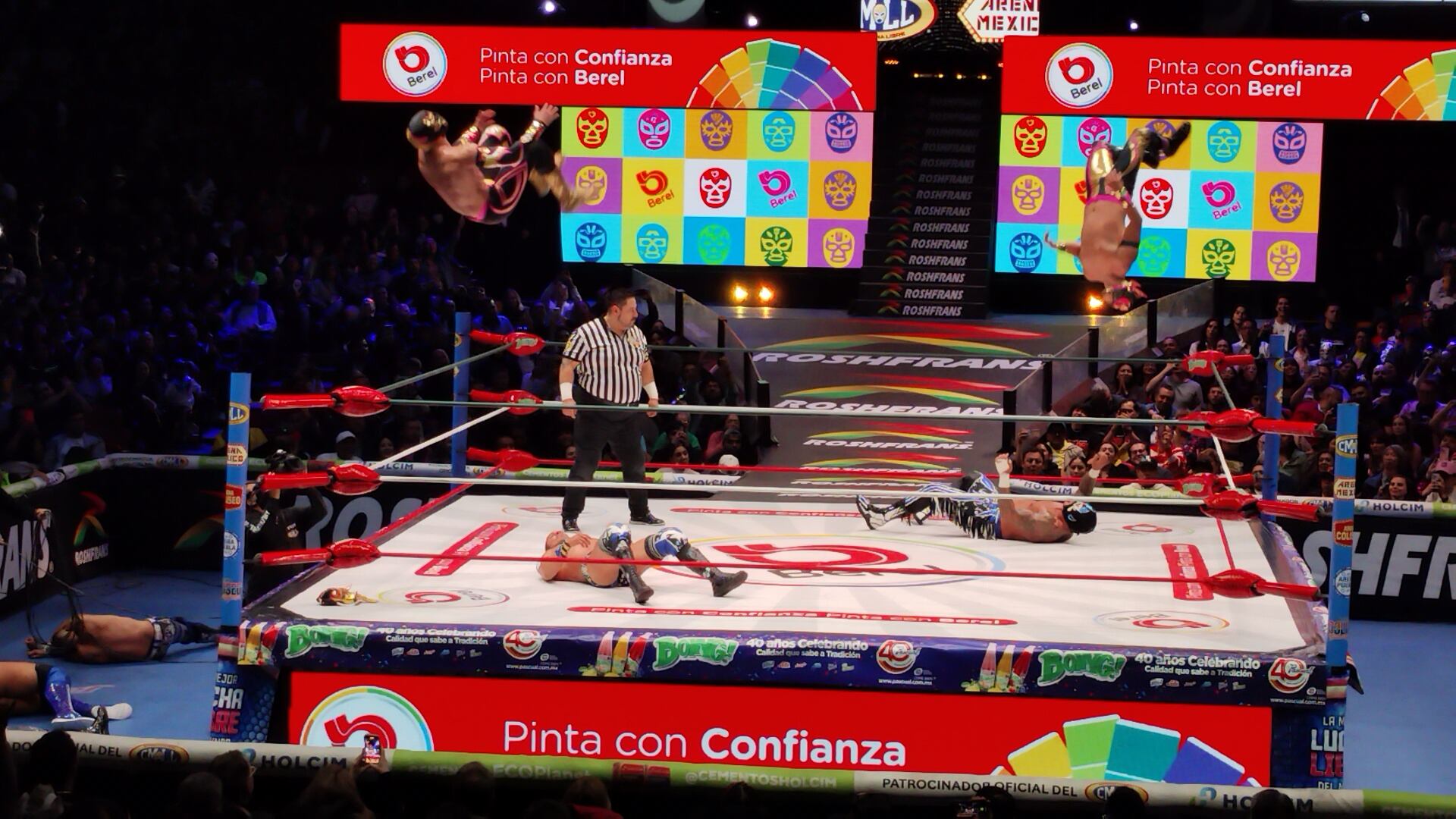 Los técnicos se llevaron la victoria en tres caídas gracias a una gran actuación de Neón y Máscara Dorada, quienes con mortales desde la tercera cuerda lograron el conteo de tres sobre Volador Jr. y Magnus. (Foto: Jesús Flores Beltrán)