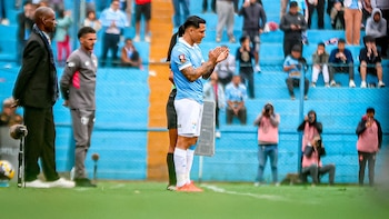 Yoshimar Yotún preparándose para su