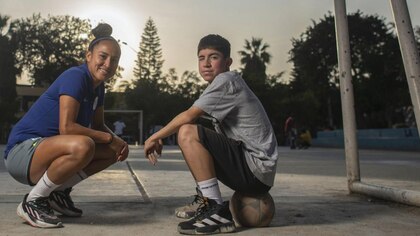 Sandy Dorador, la jugadora de Alianza Lima que pensó en dejar el fútbol después de ser madre y hoy comparte su pasión junto a su hijo 