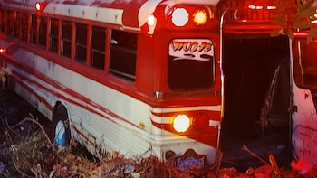 Guatemala: Un autobús cae a un barranco en Villa Canales y deja heridos, conductor huye tras accidente