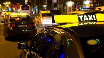 Varios taxis circulando por la