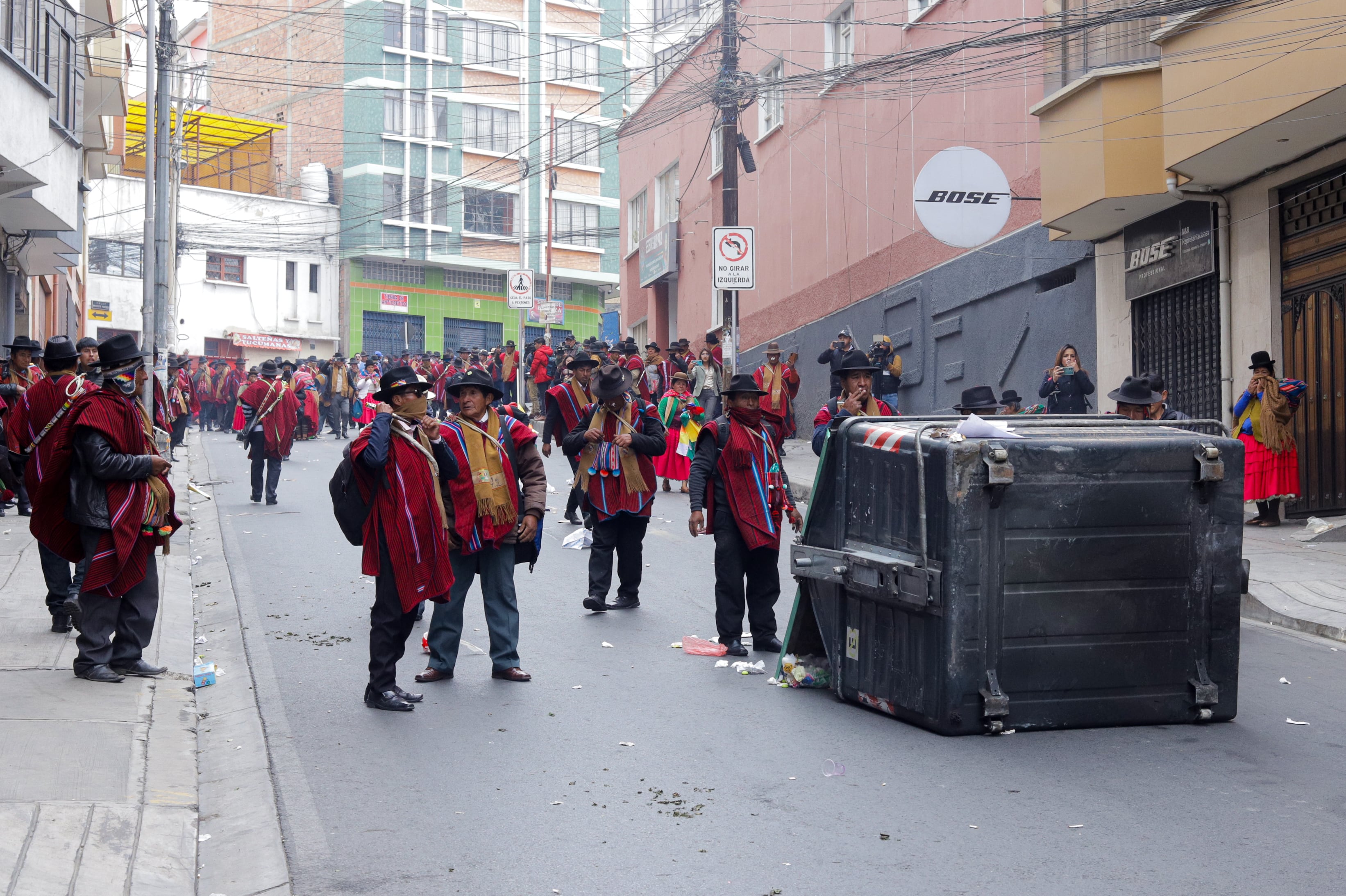 Campesinos arrastran un contenedor de basura durante una jornada de protestas este lunes en La Paz (Bolivia). EFE/ Gabriel Marquez
