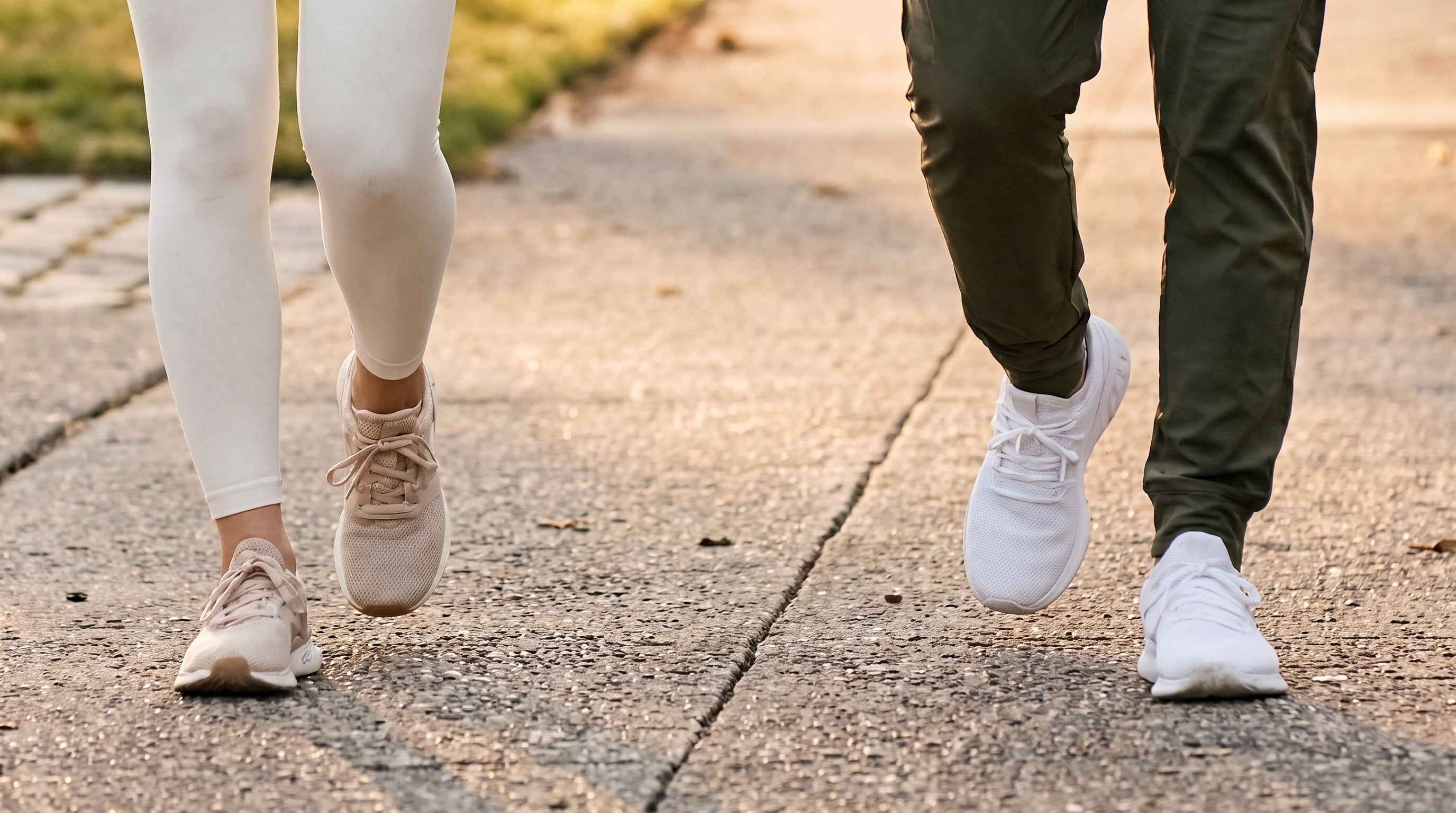 Las alteraciones en la forma de caminar o de moverse pueden generar pequeños desgarros en la fascia plantar y desencadenar inflamación y dolor (Imagen Ilustrativa Infobae)