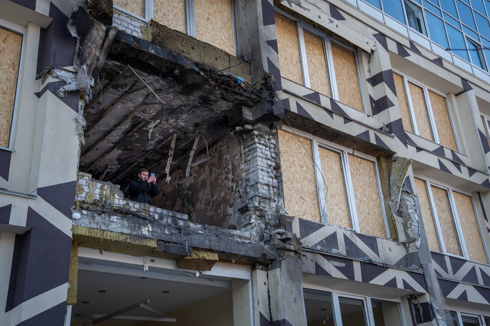 Al menos cuatro muertos y casi una veintena de heridos en un ataque ruso sobre Kiev