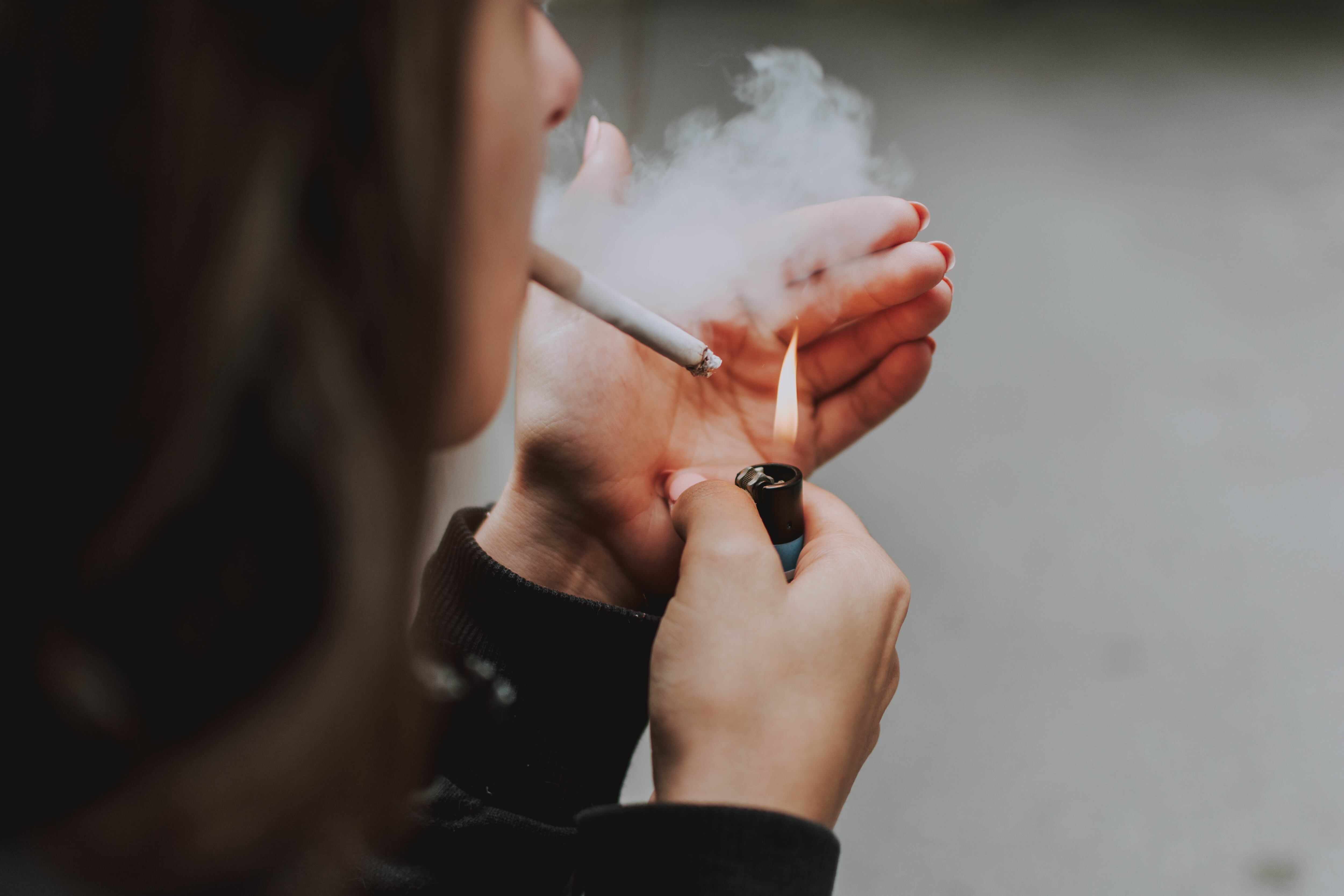 El estudio analizó datos de 2.700 adultos sobre el consumo de tabaco (Créditos: Freepik)