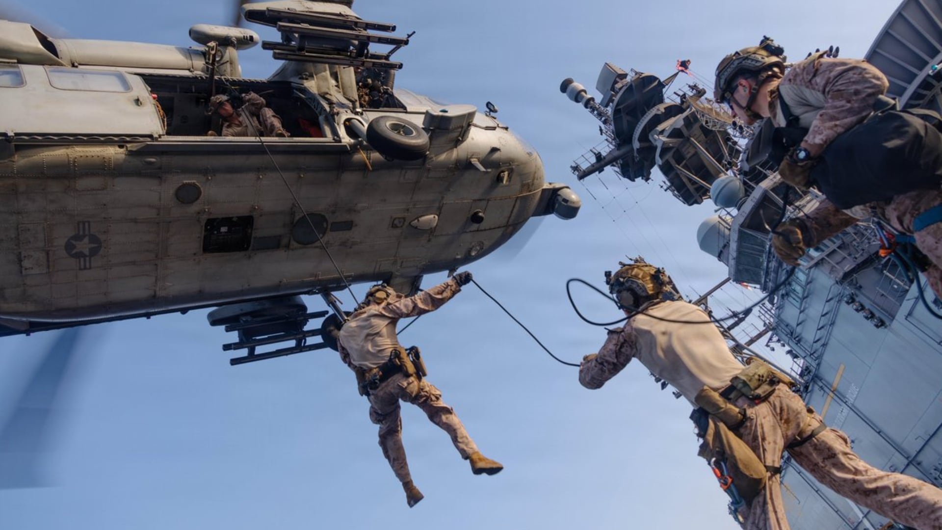 Marines de los Estados Unidos de la 31.ª Unidad Expedicionaria de Marines descienden en rappel desde un MH-60S Sea Hawk durante un entrenamiento programado a bordo del USS Tripoli (LHA 7). El Tripoli es uno de los más de 20 buques de guerra que apoyan el bloqueo de Estados Unidos contra Irán (@CENTCOM)