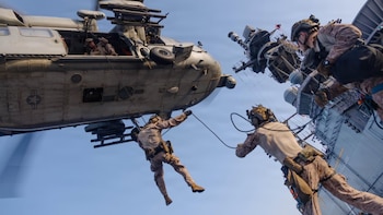 Marines de los Estados Unidos de la 31.ª Unidad Expedicionaria de Marines descienden en rappel desde un MH-60S Sea Hawk durante un entrenamiento programado a bordo del USS Tripoli (LHA 7). El Tripoli es uno de los más de 20 buques de guerra que apoyan el bloqueo de Estados Unidos contra Irán (@CENTCOM)