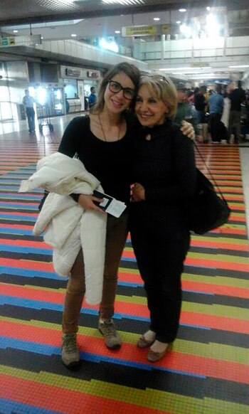 Junto a su abuela Pola