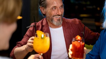 Disfrutar de un cóctel no