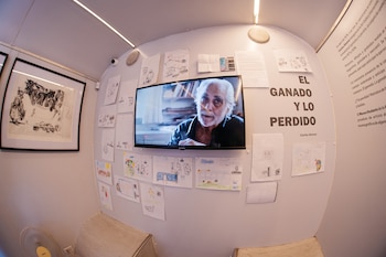 La figura de Carlos Alonso, quien vivía en Unquillo, sobrevoló la feria en el Museo Rodante