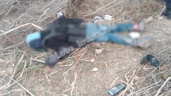 Con visibles impactos de armas