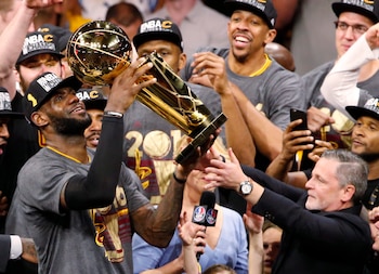 LeBron afirma que nunca permitió que las narrativas externas influyeran en su estilo de juego, priorizando la manera correcta de jugar básquet (EFE/EPA/JOHN G. MABANGLO CORBIS OUT)