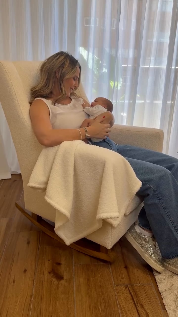 Entre colores neutros y muebles cómodos, madre e hija disfrutan de la habitación juntos