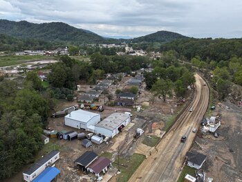 Los coches quedaron atrapados en las ramas de los árboles junto al río Swannanoa tras la tormenta. (REUTERS/Marco Bello)
