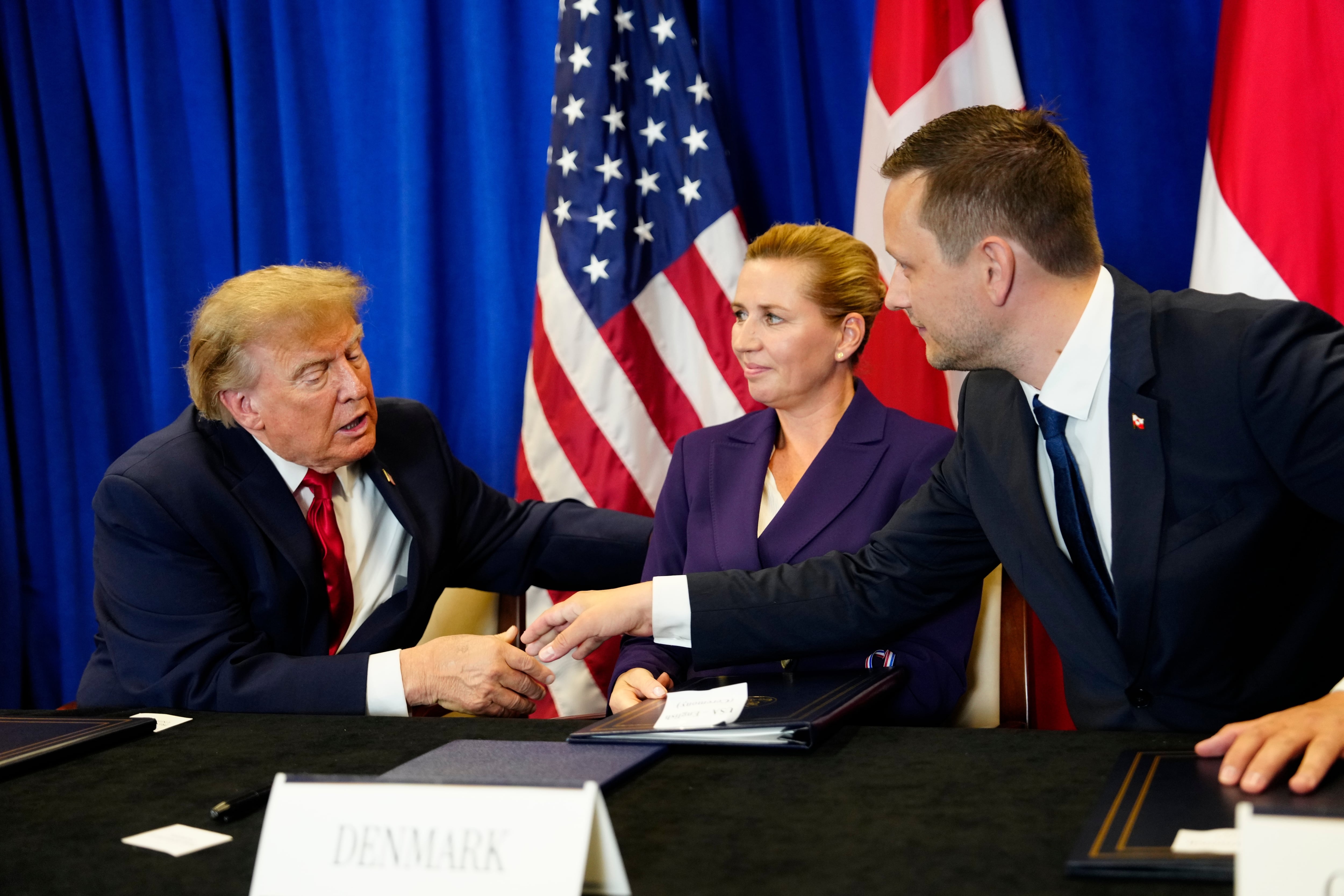 El pacto puso fin a las amenazas de Trump de comprar o incluso anexar Groenlandia, una posición que deterioró las relaciones de Washington con la Unión Europea (AP)