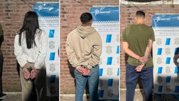 Los ladrones, esposados tras sus