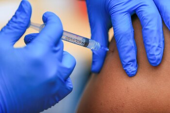 La vacunación, especialmente de terceras