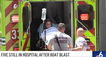 Paciente con cánula nasal y suero en camilla es atendido por personal de Miami-Dade Fire Rescue en la parte trasera abierta de una ambulancia