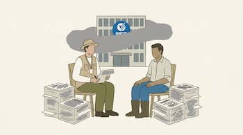 Ilustración de un encuestador y un productor rural sentados con formularios ilegibles. Al fondo, un edificio con el logo de INIDE cubierto por una nube gris.