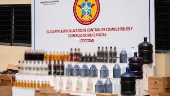 El MICM y el Ministerio Público desmantelaron en Yaguate una fábrica de alcohol adulterado (Foto cortesía del Facebook del Ceccom RD)