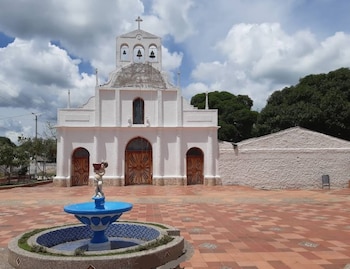 La Alcaldía Municipal de Suan atribuyó el ataque contra la casa de familiares de César Haydar a la intolerancia por su participación en un club rival de Junior - crédito Google Maps