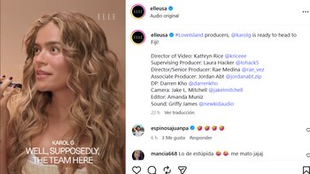 Los videos publicados por Elle muestran a Karol G realizando bromas telefónicas a su equipo antes del arranque de su tour - crédito captura de pantalla Elle USA / Instagram