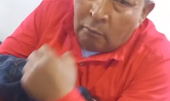 El hombre intentó tocar a