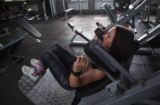 La estructura guiada de la hack squat reduce la probabilidad de errores posturales y permite un progreso seguro en la carga (Freepik)