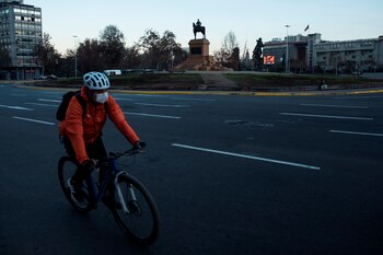 Un ciclista con mascarilla como