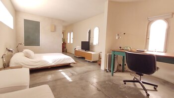 Dormitorio con escritorio ideal para