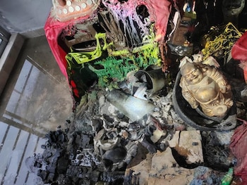 En el lugar había altares