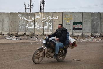 Un hombre en motocicleta pasa