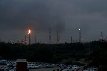Imagen de archivo. El exceso de gas natural es quemado en la refinería de petróleo de Tula, propiedad de la estatal mexicana Pemex, ubicada junto a la planta de energía de Tula que pertenece a la compañía eléctrica nacional Comisión Federal de Electricidad, CFE, en Tula de Allende, al norte de la capital. 22 de junio de 2020. REUTERS / Henry Romero