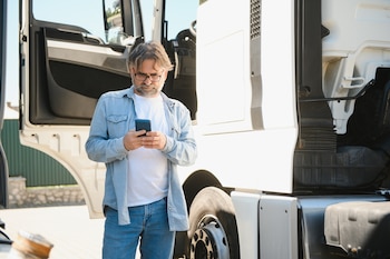 Camionero con teléfono