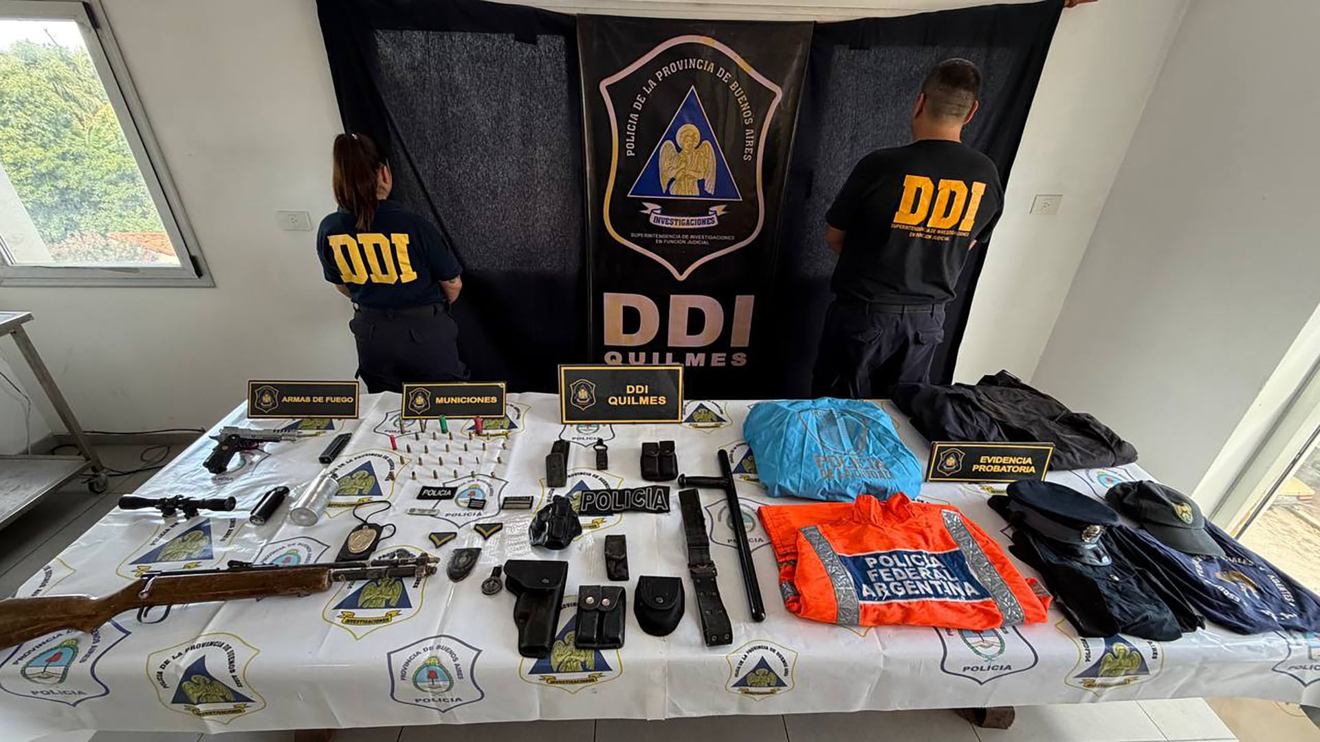 El armamento y las identificaciones policiales que le secuestraron a Funes en su domicilio.