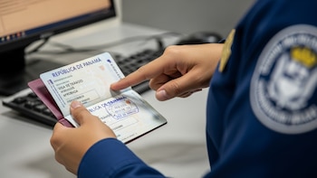 Panamá extiende hasta 2029 la visa de tránsito para viajeros cubanos