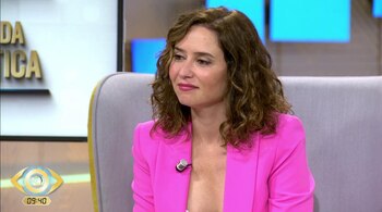 La presidenta de la Comunidad de Madrid, Isabel Díaz Ayuso, durante una entrevista en Telecinco (Foto: Twitter La Mirada Crítica)