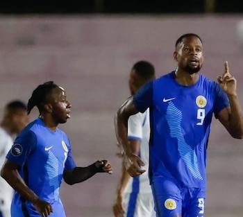 Rangelo Janga (derecha) es una