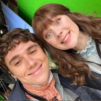 Calam Lynch y Claudia Jessie - Bridgerton