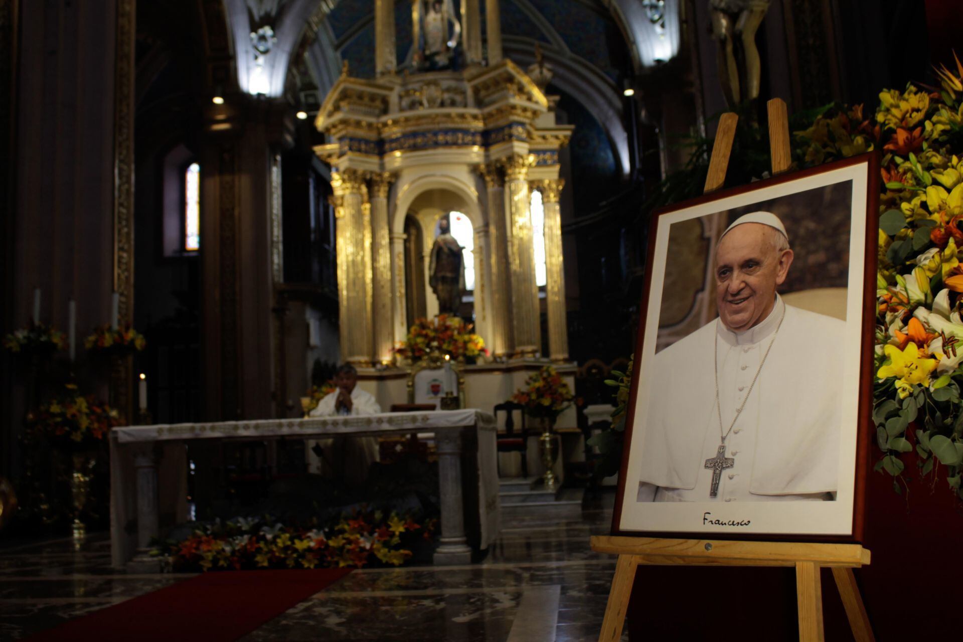 SAN LUIS POTOSÍ, SAN LUIS POTOS, 210ABRIL2025.- En la catedral Metropolitana de San Luis Potosí las ceremonias religiosas que se realizaron hoy fueron dedicadas al Papa Francisco para pedir por su eterno descanso donde colocó su imagen en el altar principal del argentino Papa Jorge Mario Bergoglio, quien nació en Buenos Aires el 17 de diciembre de 1936 y fue el mayor de cinco hermanos. Sus padres habían huido de su Italia natal escapando del fascismo. FOTO; MARCELO PALACIOS/CUARTOSCURO.COM