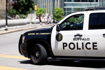 Un vehículo de la policía de Buffalo estacionado frente al ayuntamiento antes de una protesta contra la muerte de George Floyd
(REUTERS/Lindsay DeDario/Foto de archivo)