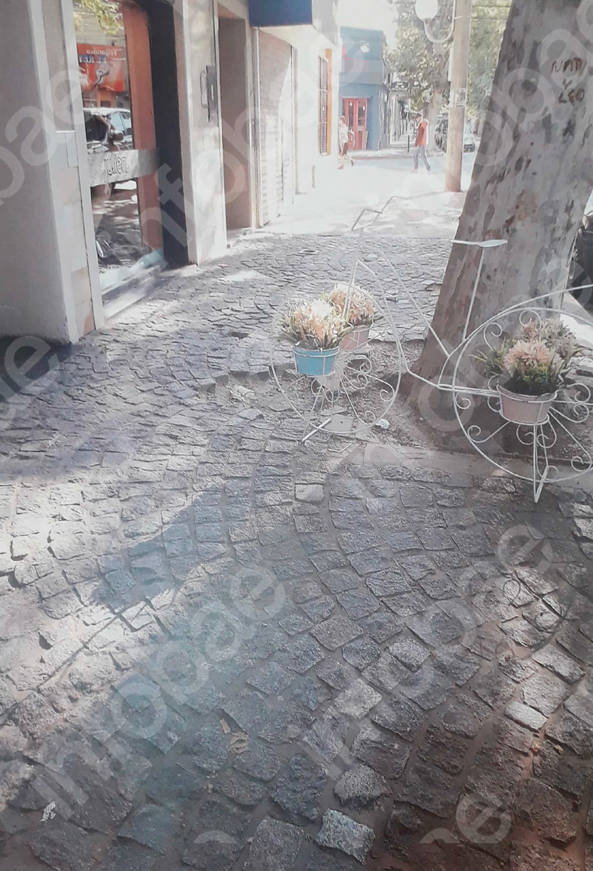 La reclamante pidió una indemnización cercana a cinco millones de pesos por lesiones que atribuyó al mal estado de la vereda frente a un local comercial. (Poder judicial)