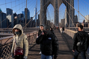 Equipos municipales distribuyen mantas y alimentos en refugios y puntos estratégicos para reducir los riesgos asociados a la exposición al frío. (REUTERS/Adam Gray)